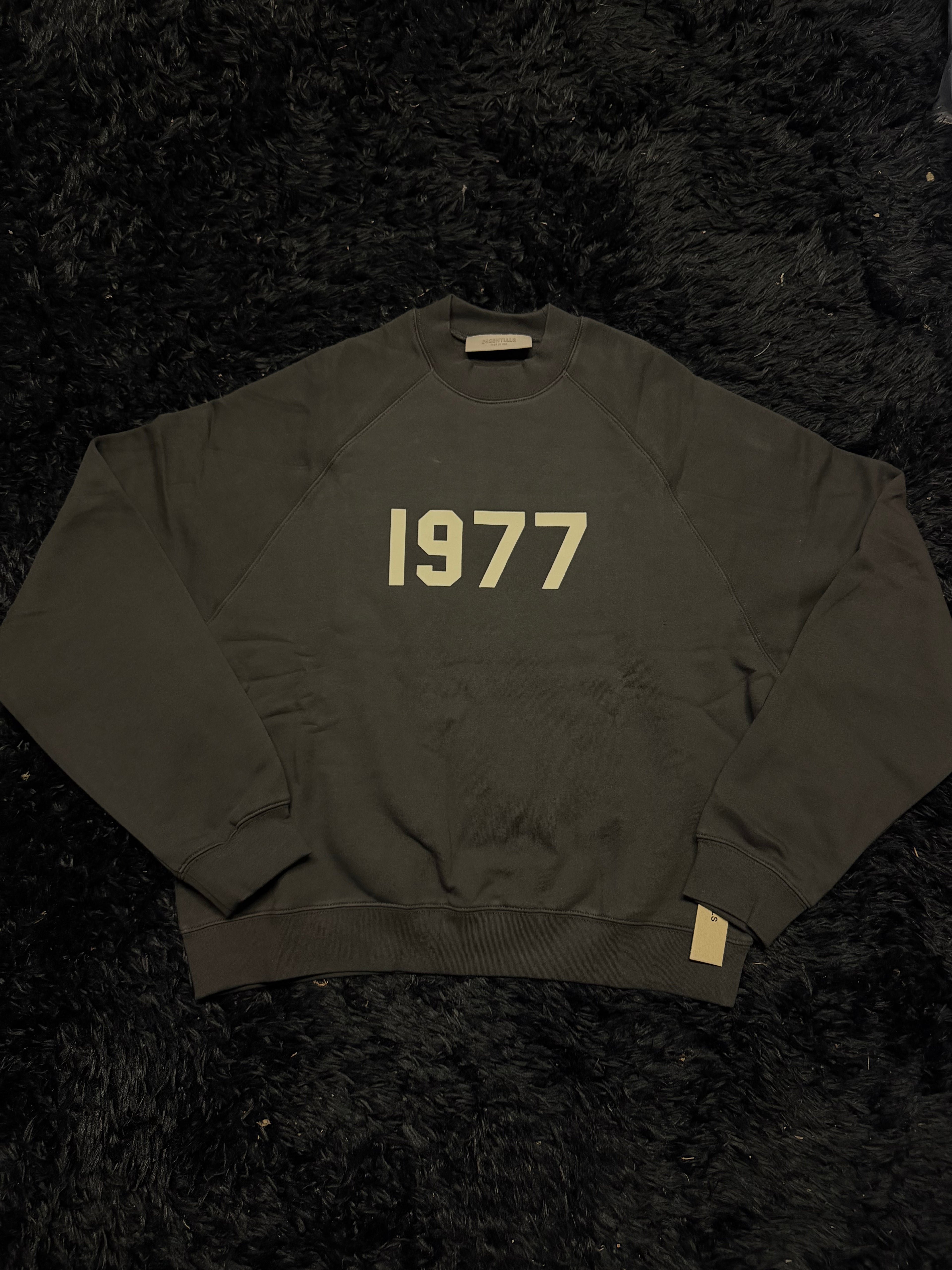 Fear of God Essentials Crewneck – Black “1977” Logo Sweatshirt