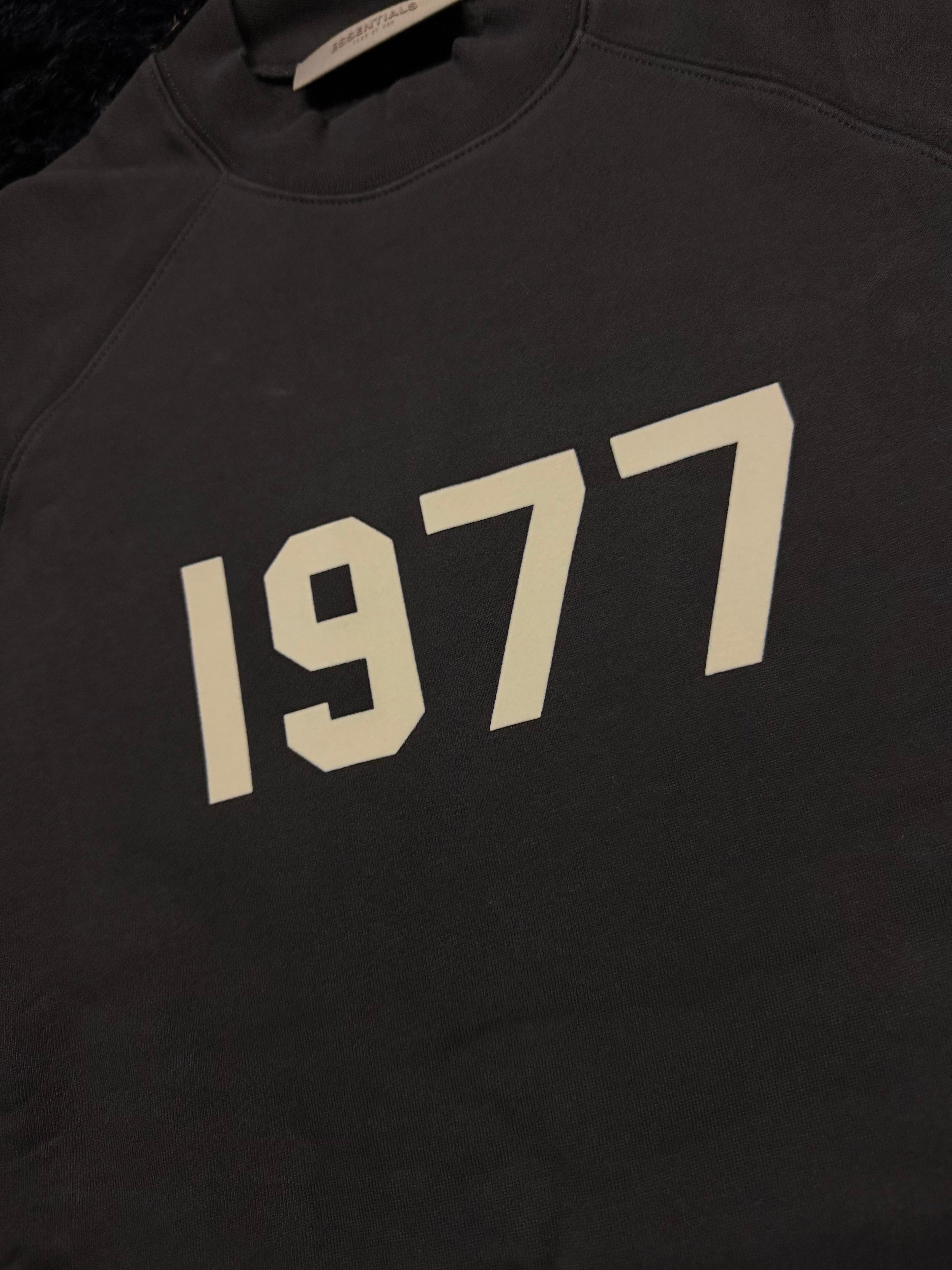 Fear of God Essentials Crewneck – Black “1977” Logo Sweatshirt